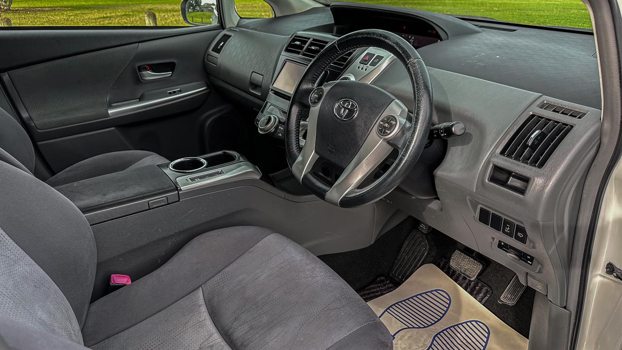 2011 Toyota Prius thumbnail