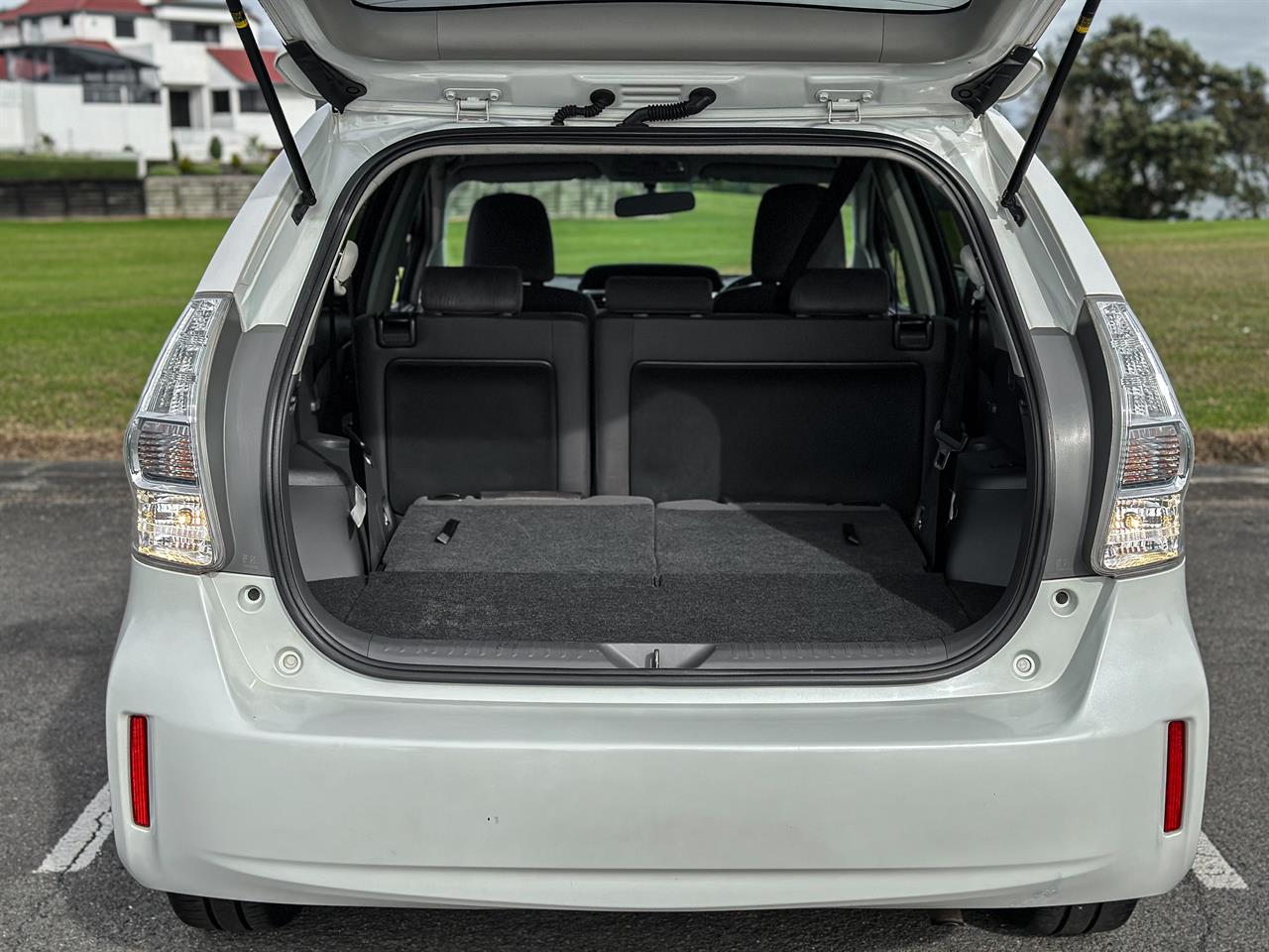 2011 Toyota Prius thumbnail