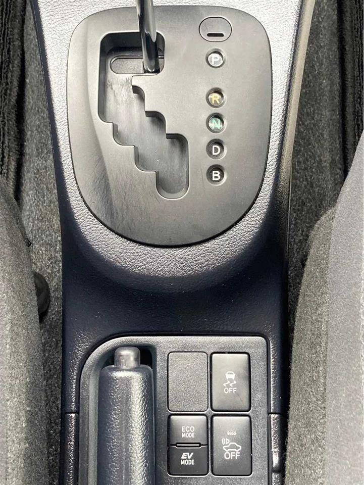 2017 Toyota Vitz thumbnail