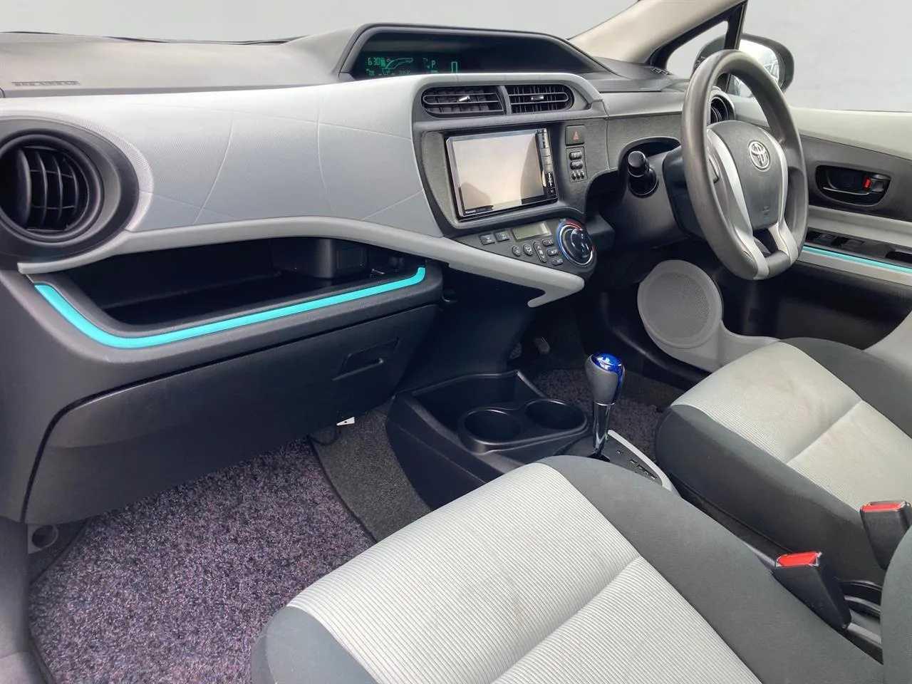 2012 Toyota Aqua thumbnail