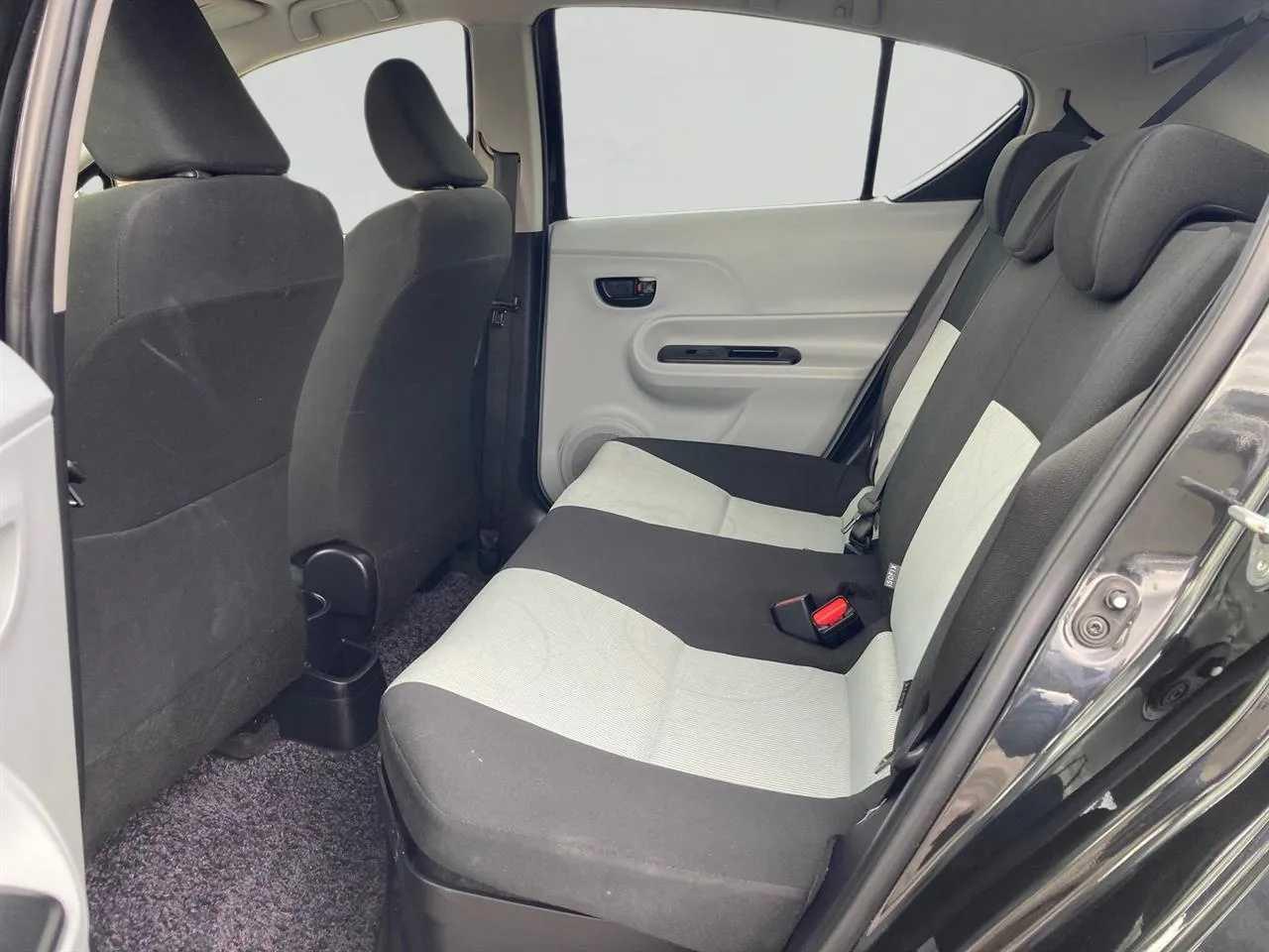 2012 Toyota Aqua thumbnail