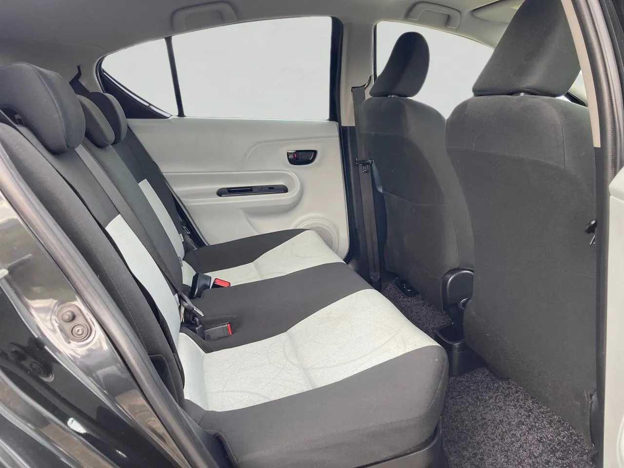 2012 Toyota Aqua thumbnail