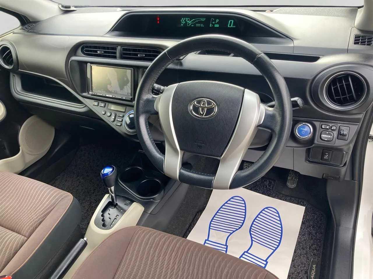 2012 Toyota Aqua thumbnail