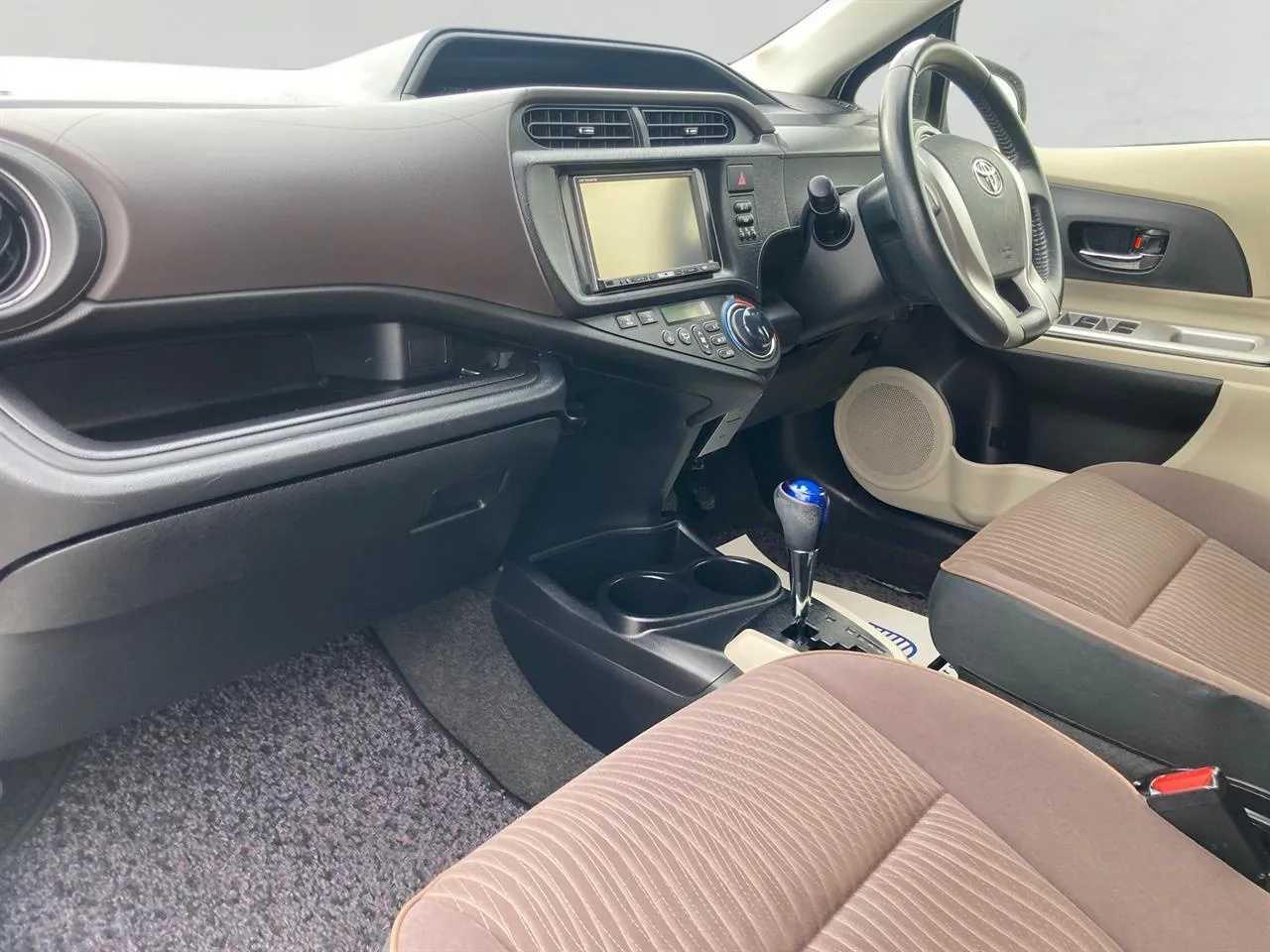 2012 Toyota Aqua thumbnail