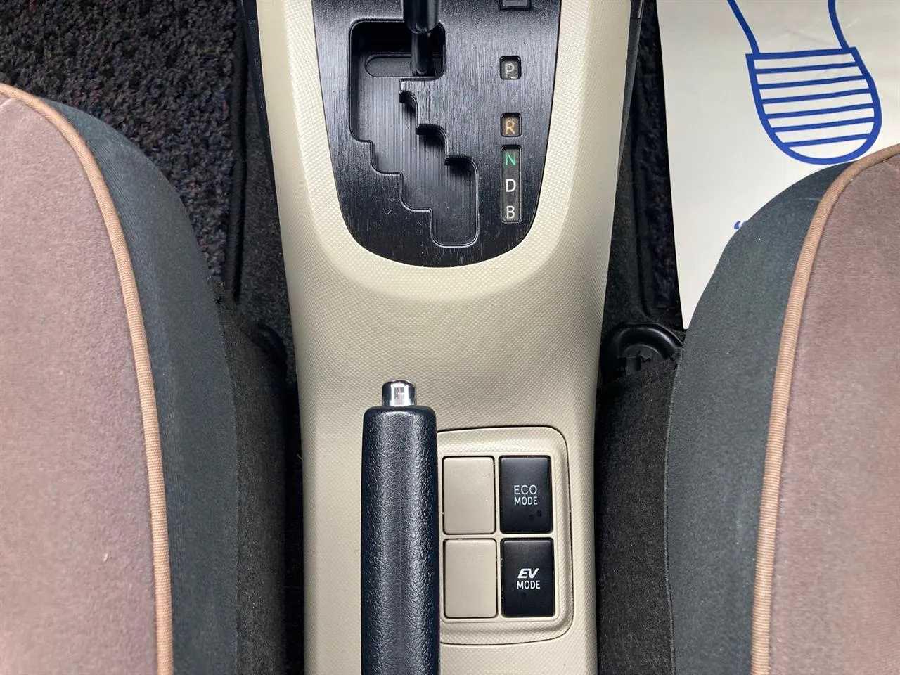 2012 Toyota Aqua thumbnail