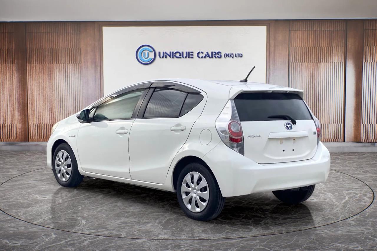 2012 Toyota Aqua thumbnail