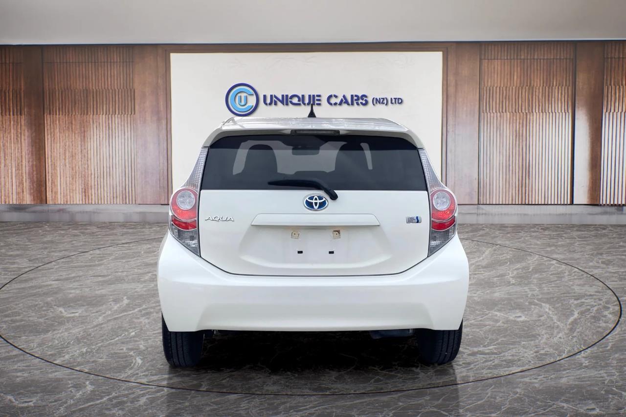 2012 Toyota Aqua thumbnail