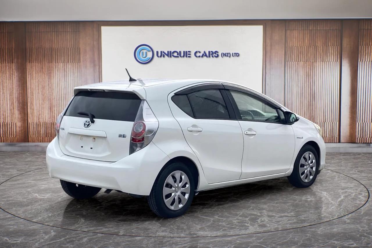 2012 Toyota Aqua thumbnail