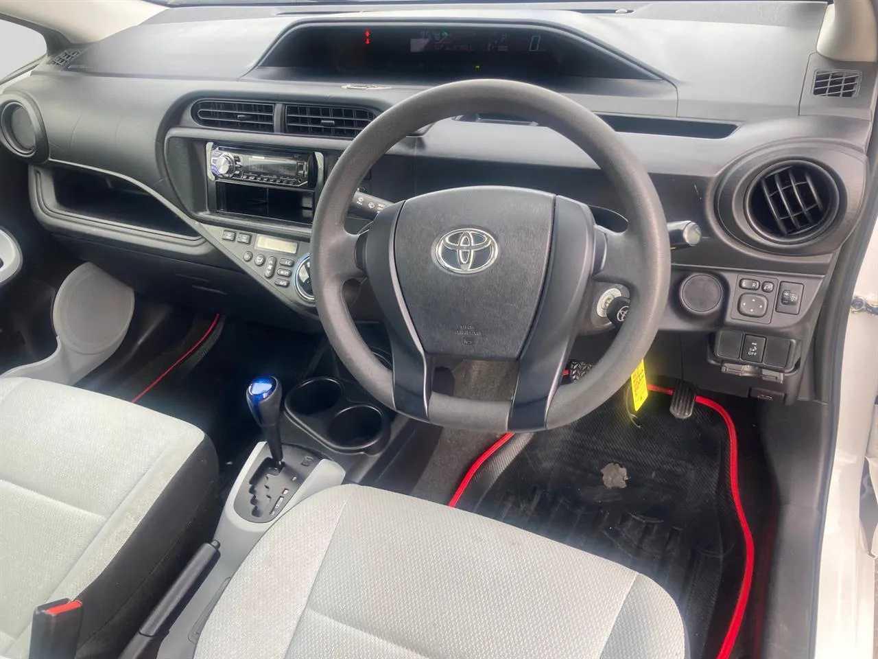 2014 Toyota Aqua thumbnail