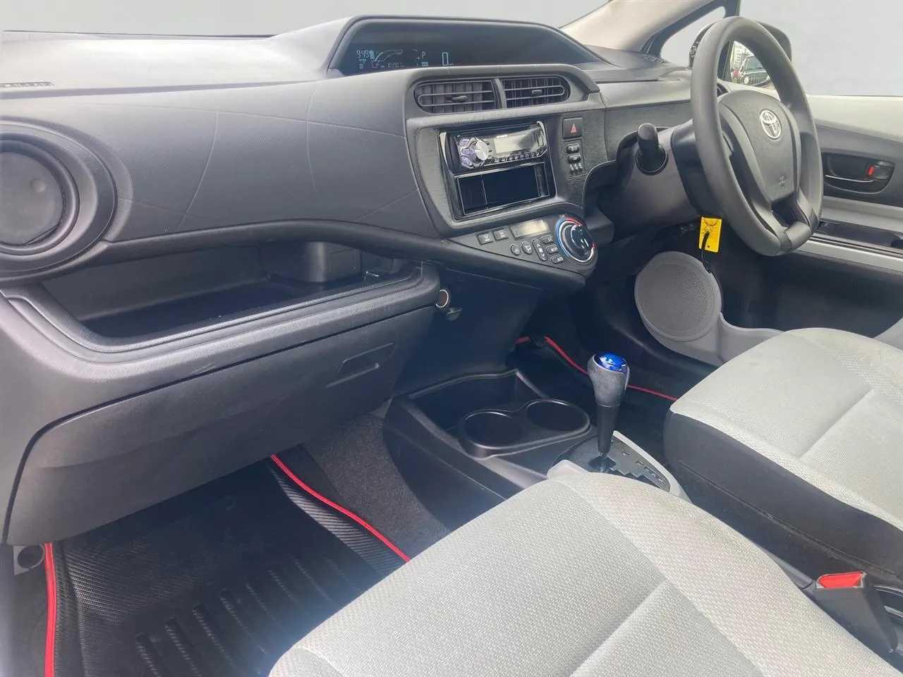 2014 Toyota Aqua thumbnail