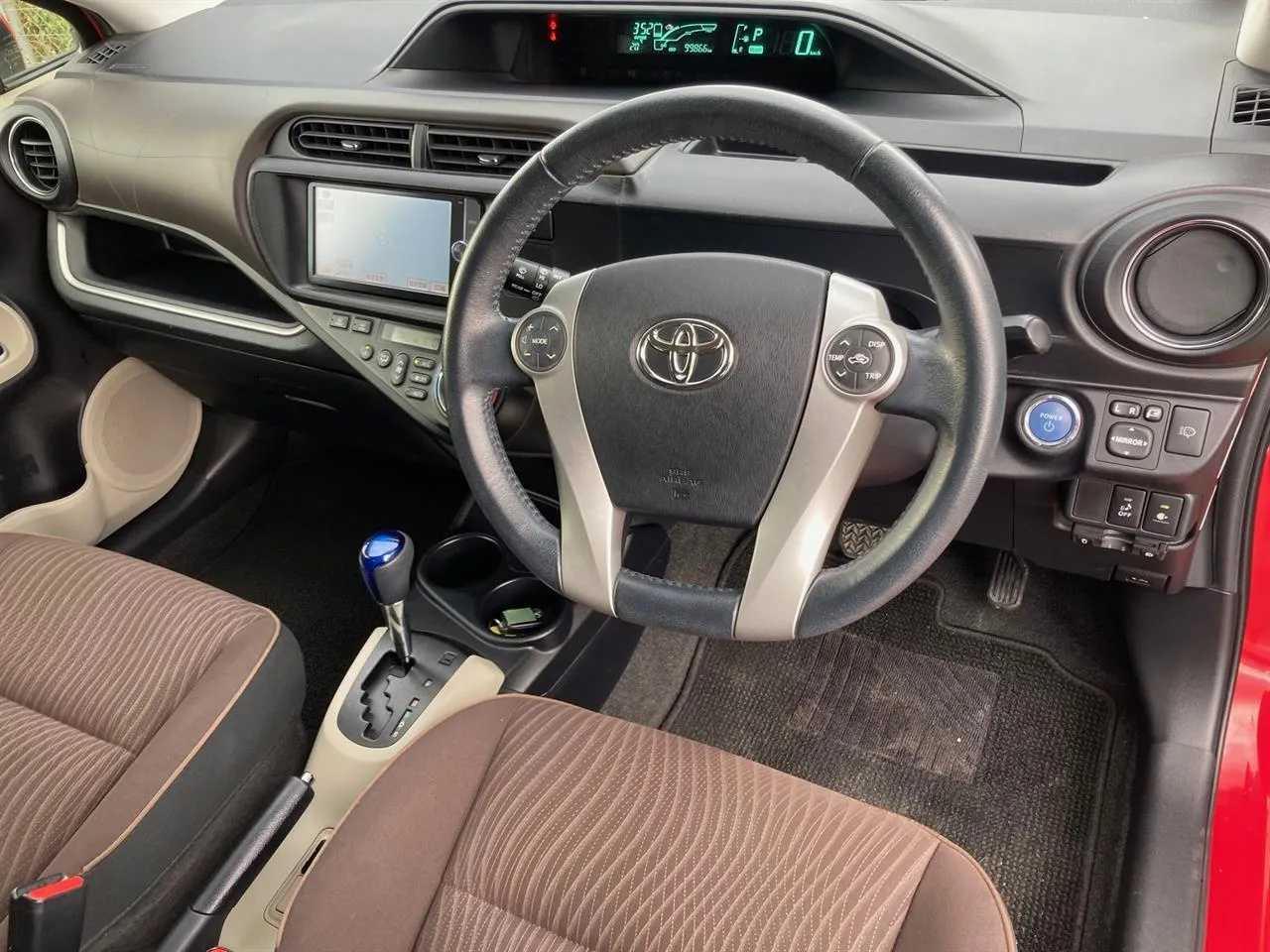 2013 Toyota Aqua thumbnail