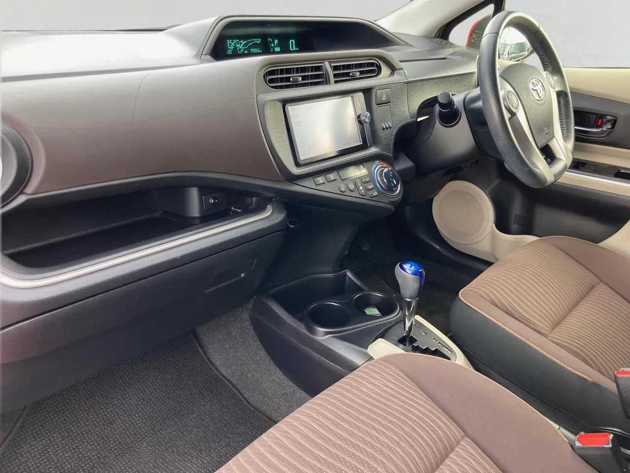 2013 Toyota Aqua thumbnail