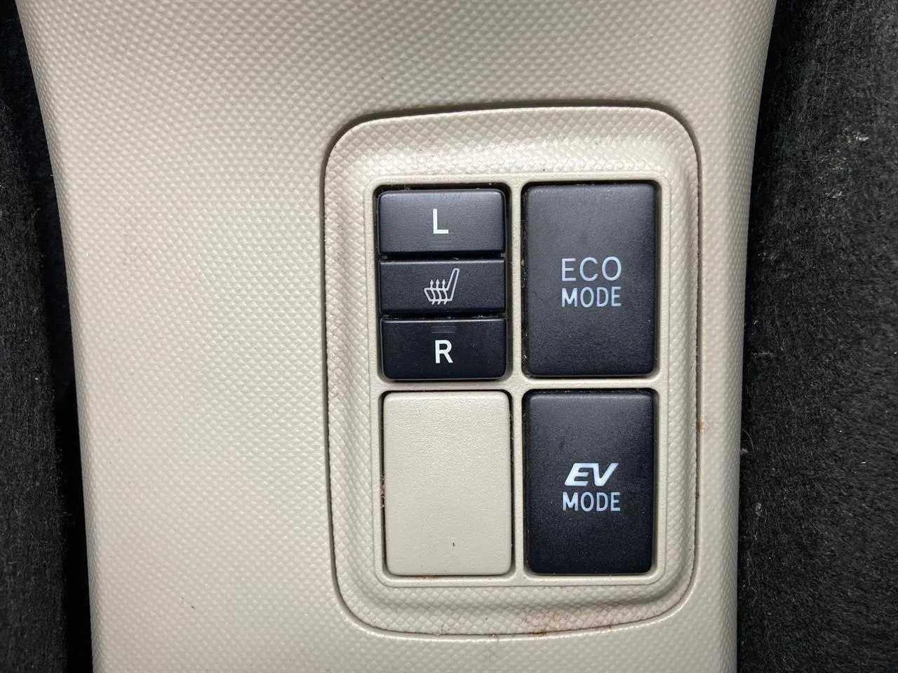 2013 Toyota Aqua thumbnail