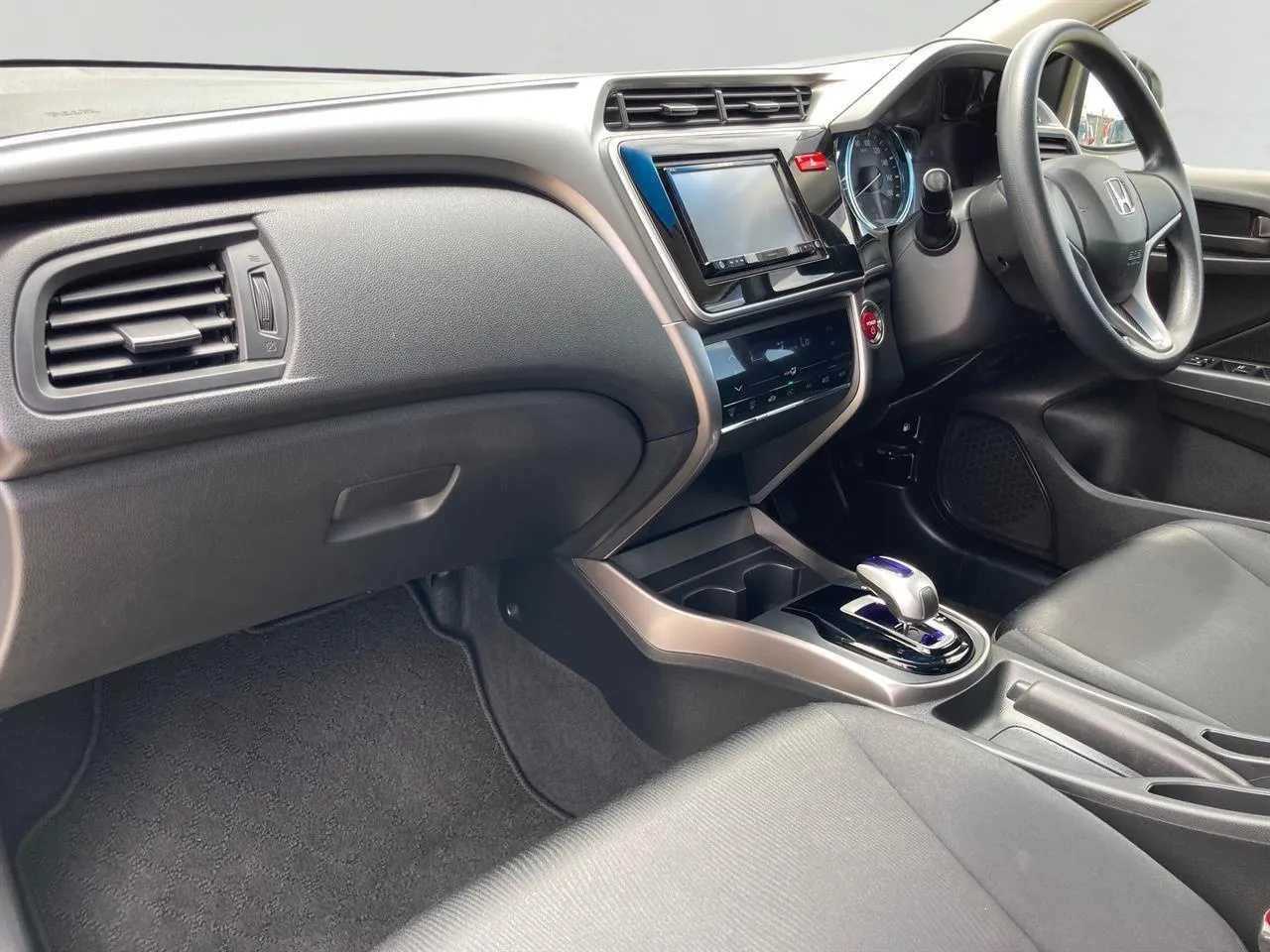 2015 Honda Grace thumbnail