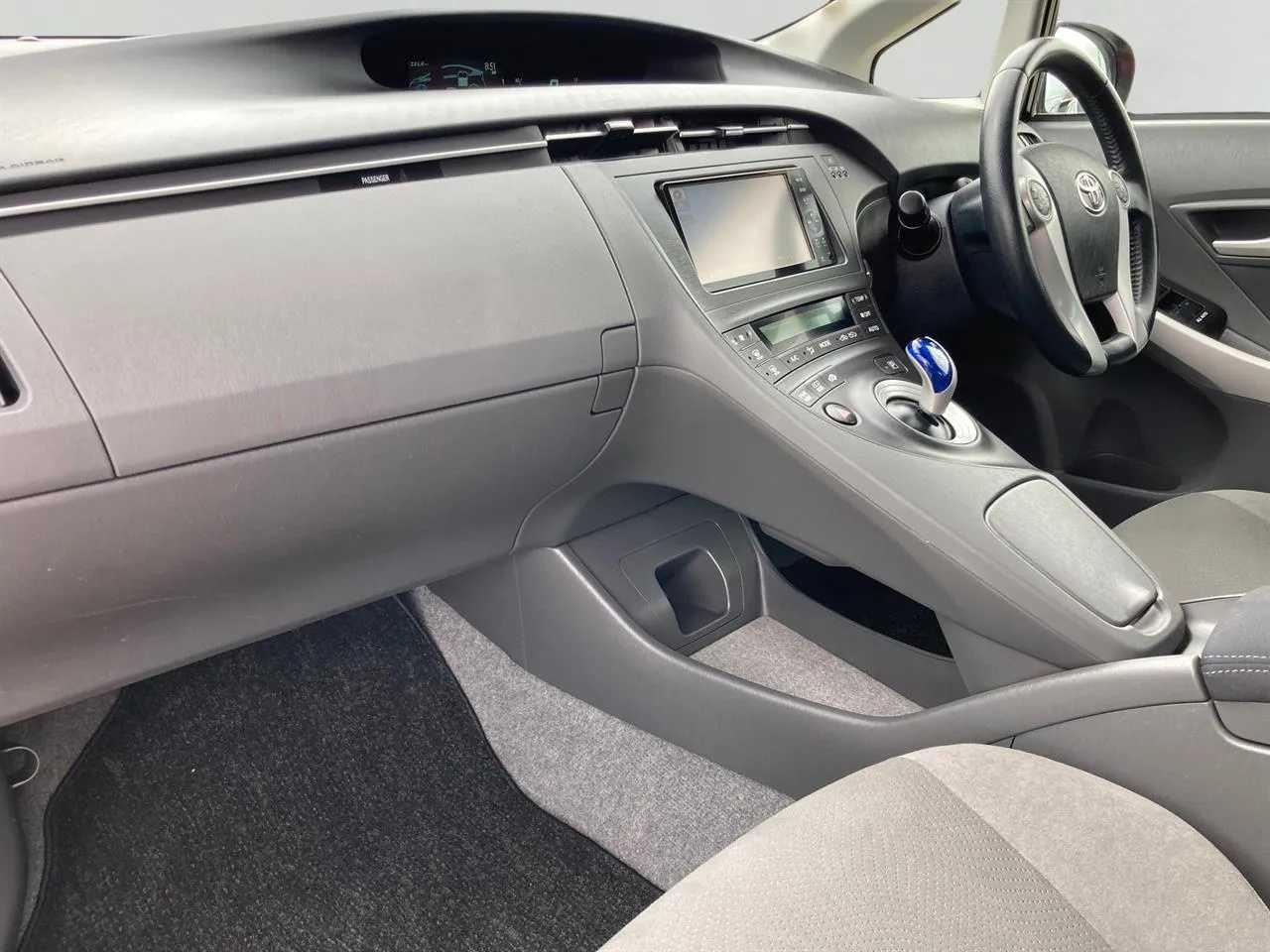 2011 Toyota Prius thumbnail