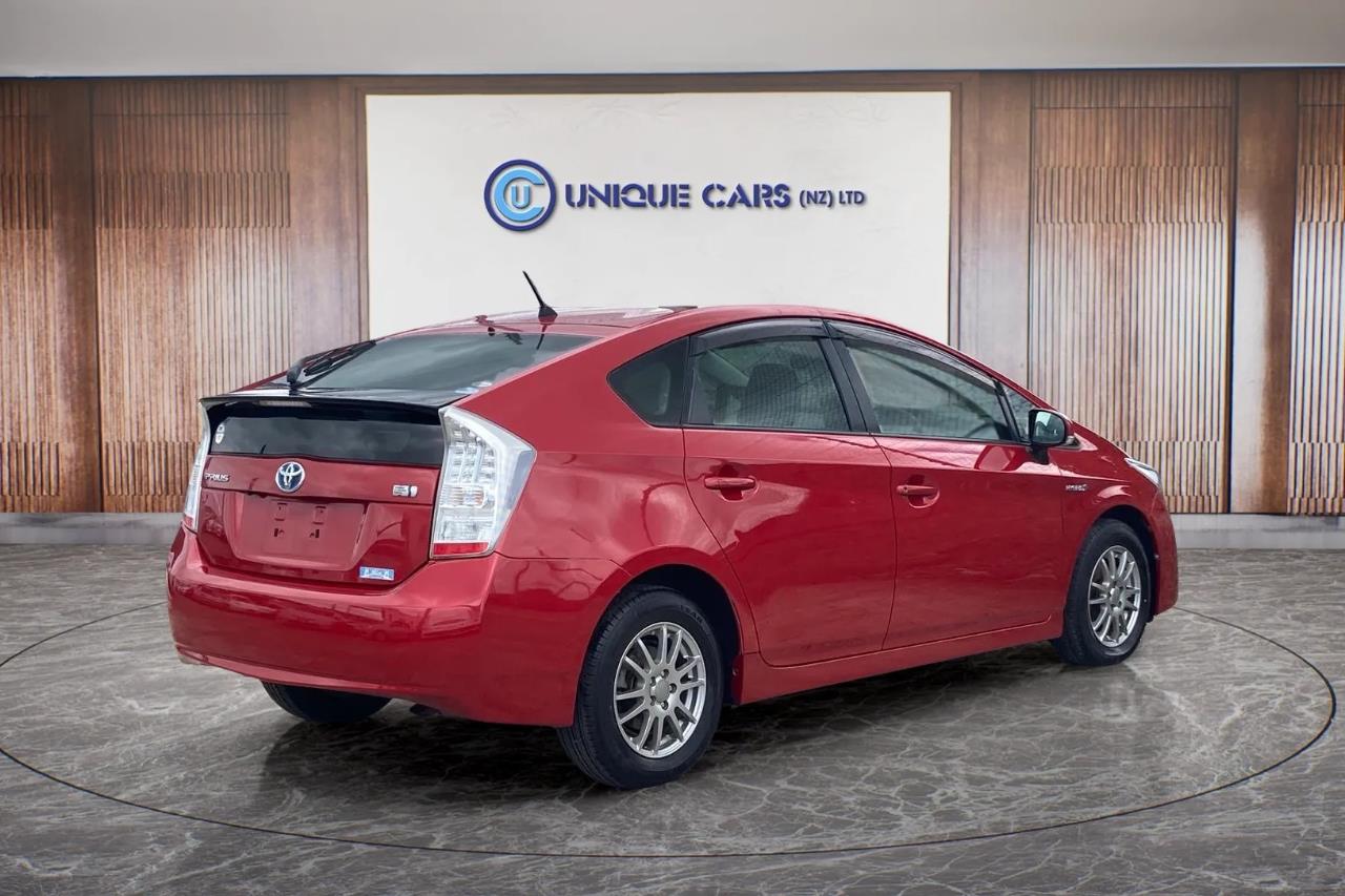 2011 Toyota Prius thumbnail