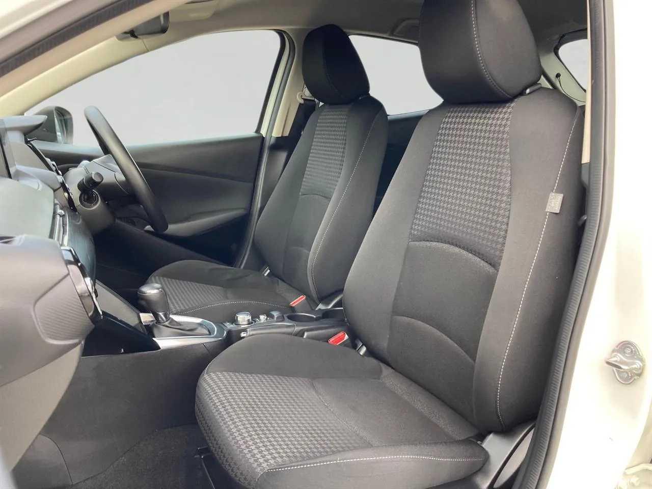2016 Mazda Demio thumbnail