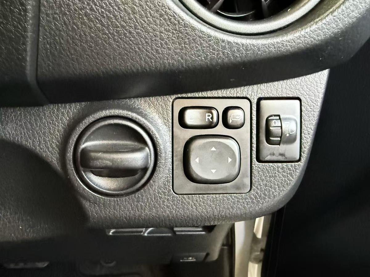 2017 Toyota Vitz thumbnail