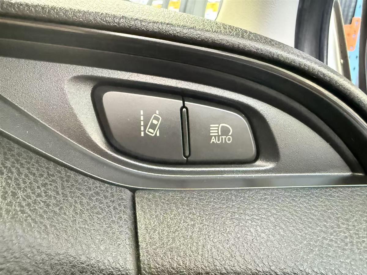 2017 Toyota Vitz thumbnail