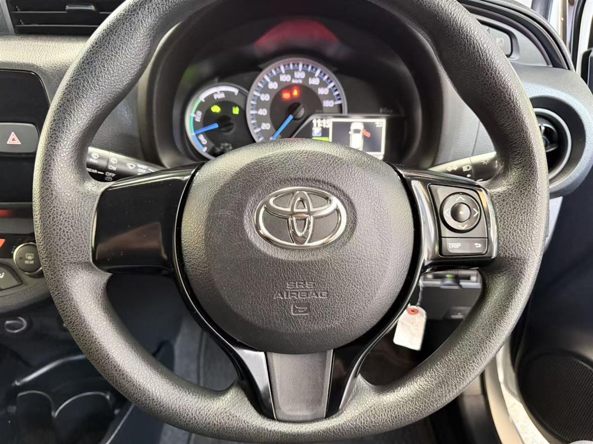 2017 Toyota Vitz thumbnail