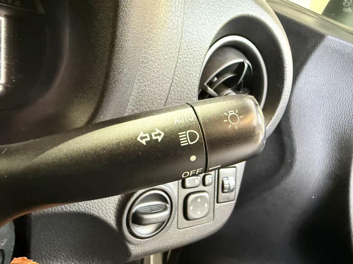2017 Toyota Vitz thumbnail