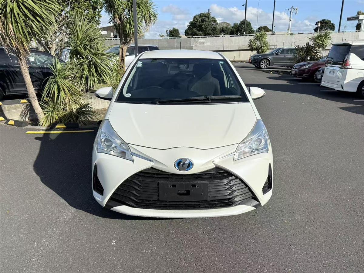2017 Toyota Vitz thumbnail