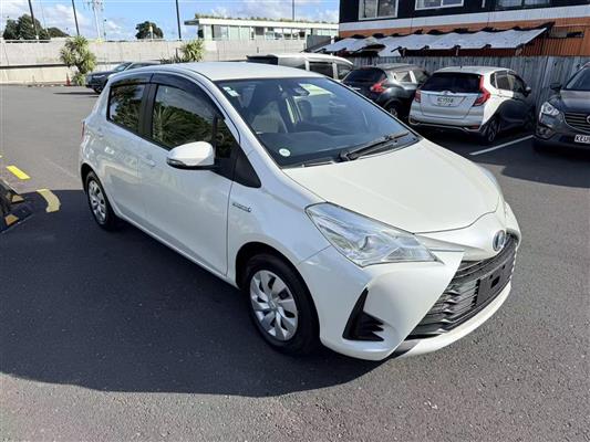 2017 Toyota Vitz thumbnail