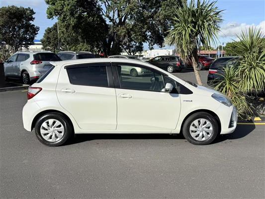 2017 Toyota Vitz thumbnail