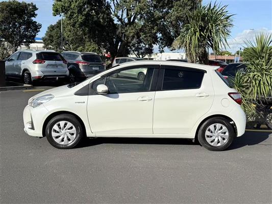 2017 Toyota Vitz thumbnail