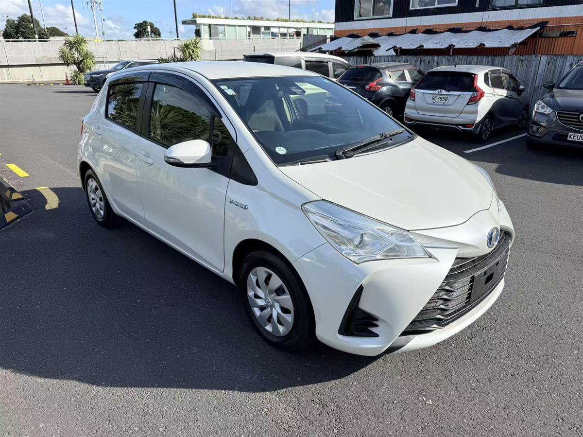 2017 Toyota Vitz thumbnail