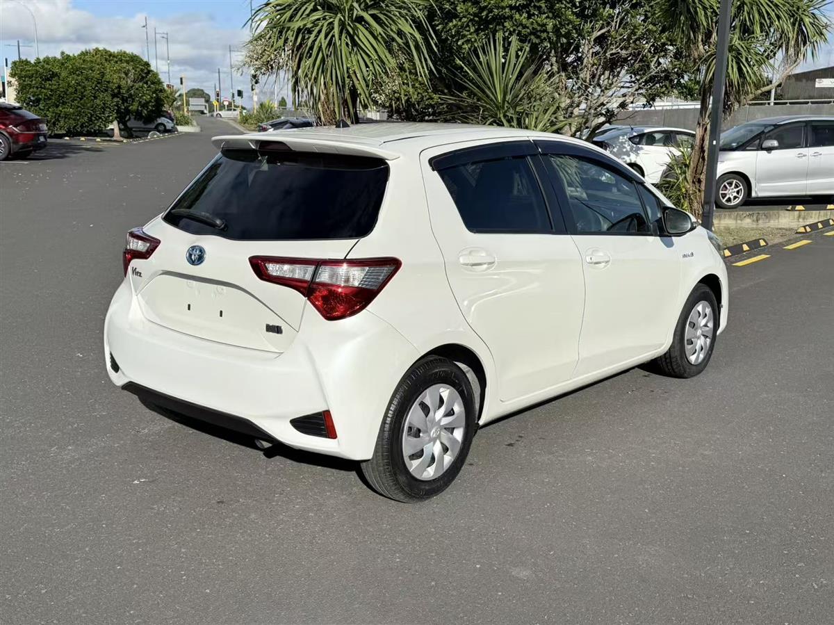 2017 Toyota Vitz thumbnail