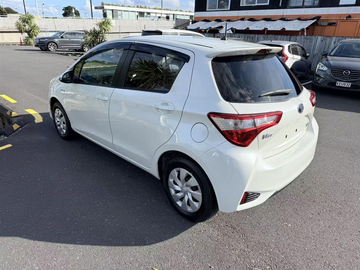 2017 Toyota Vitz thumbnail