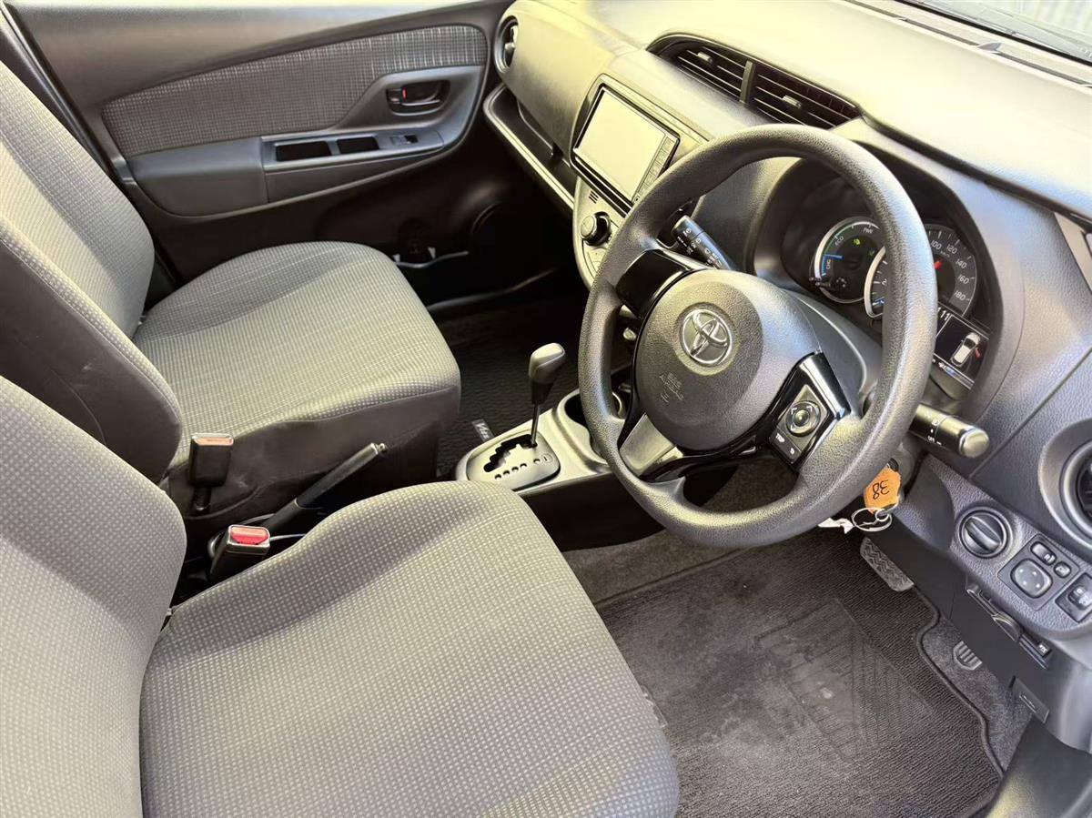 2017 Toyota Vitz thumbnail
