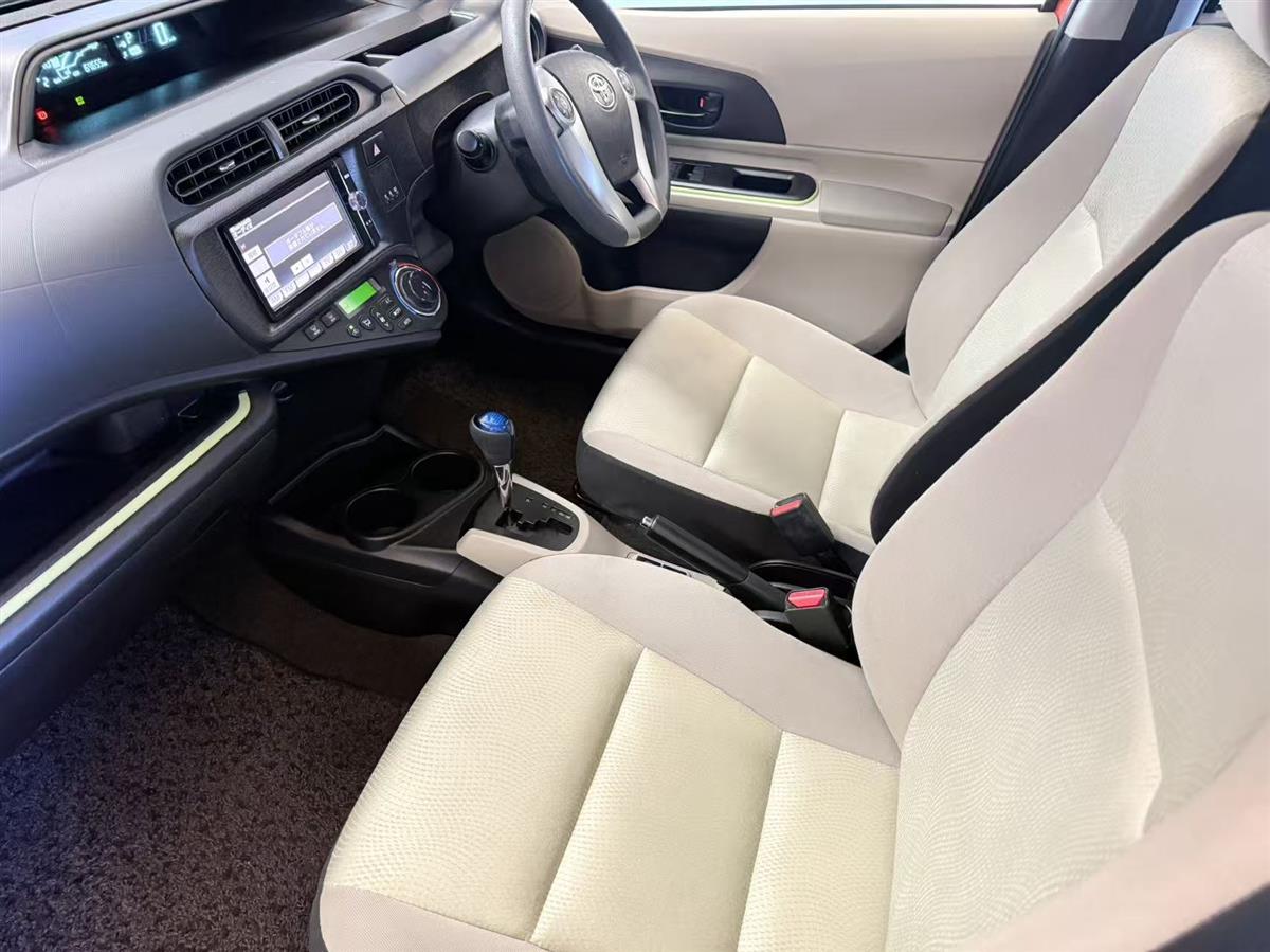 2014 Toyota Aqua thumbnail
