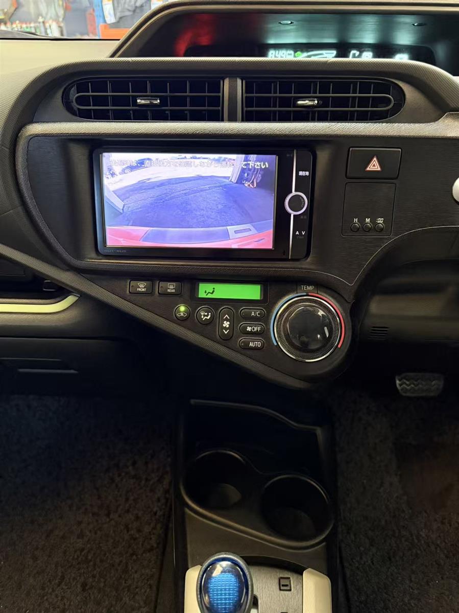 2014 Toyota Aqua thumbnail