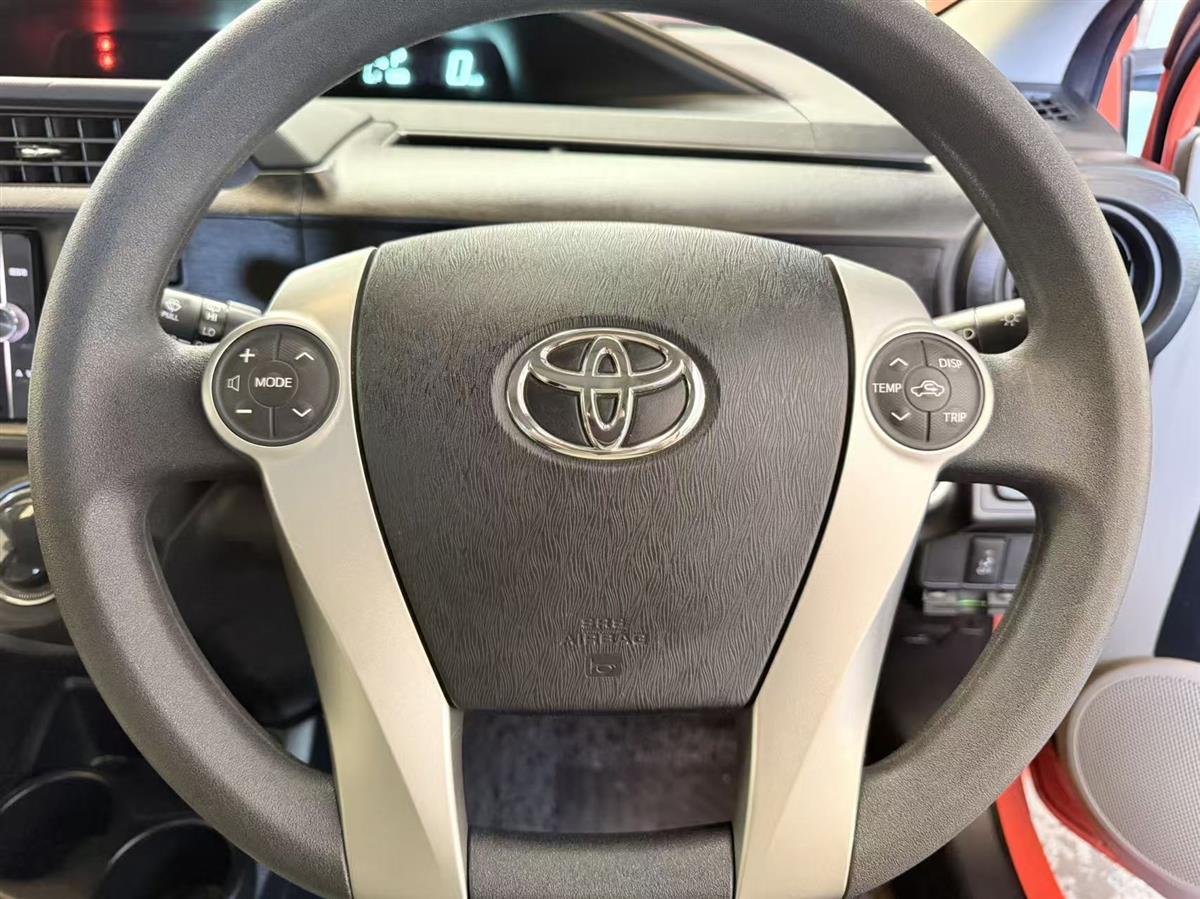 2014 Toyota Aqua thumbnail