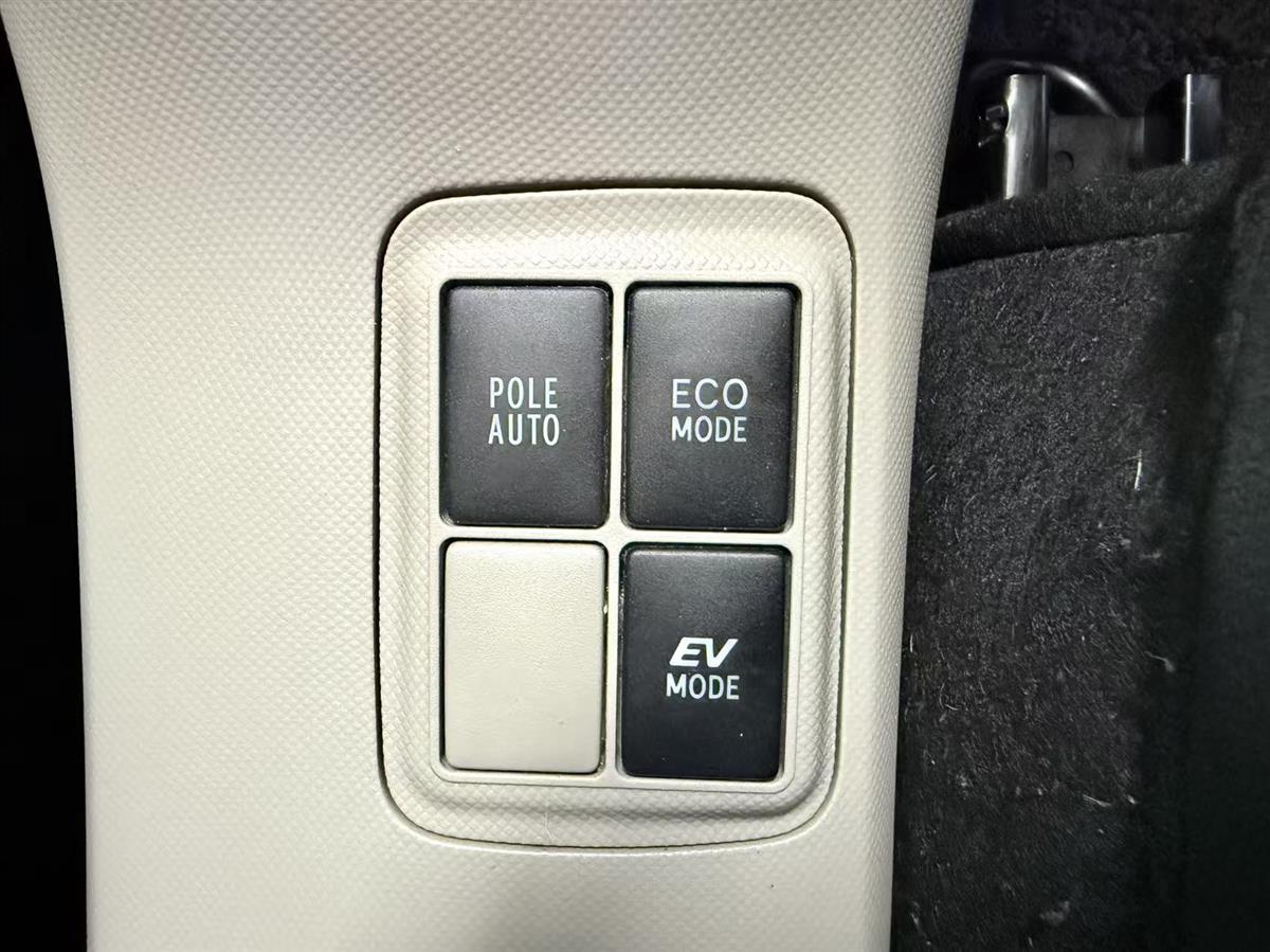 2014 Toyota Aqua thumbnail
