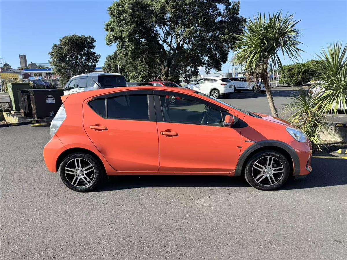 2014 Toyota Aqua thumbnail