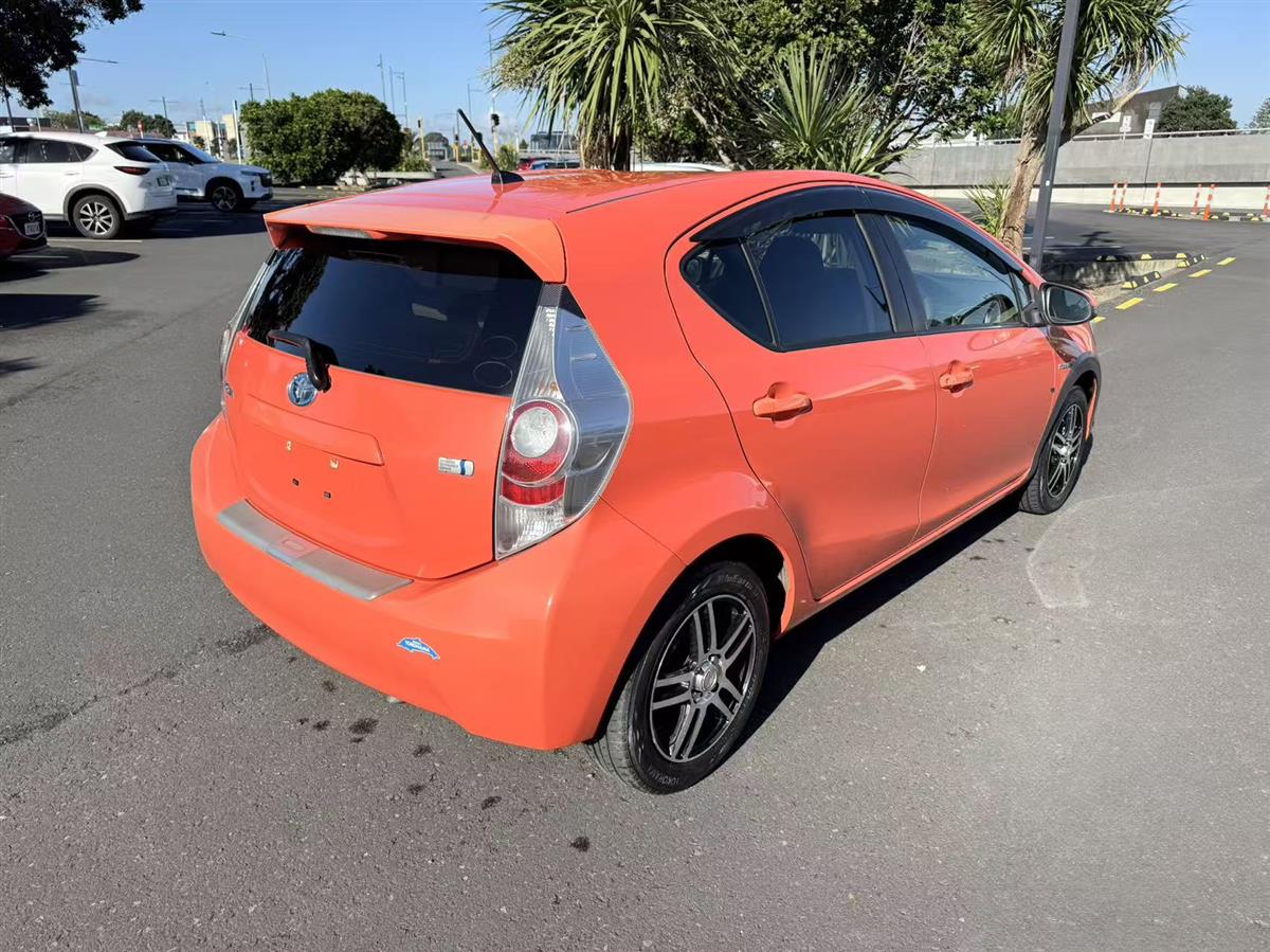 2014 Toyota Aqua thumbnail