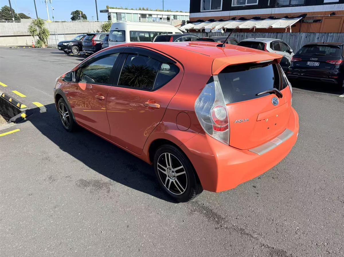 2014 Toyota Aqua thumbnail