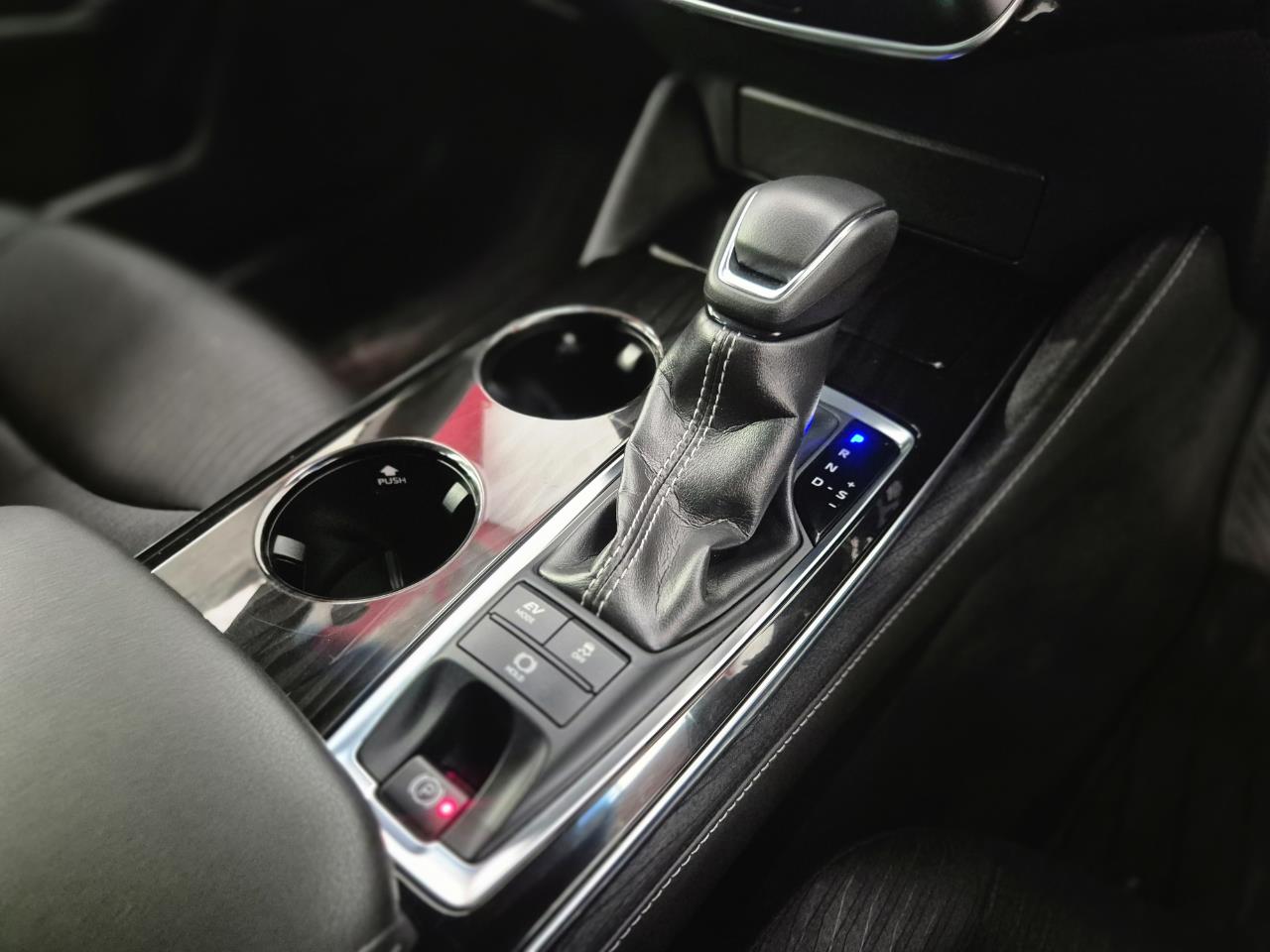 2020 Toyota CROWN thumbnail