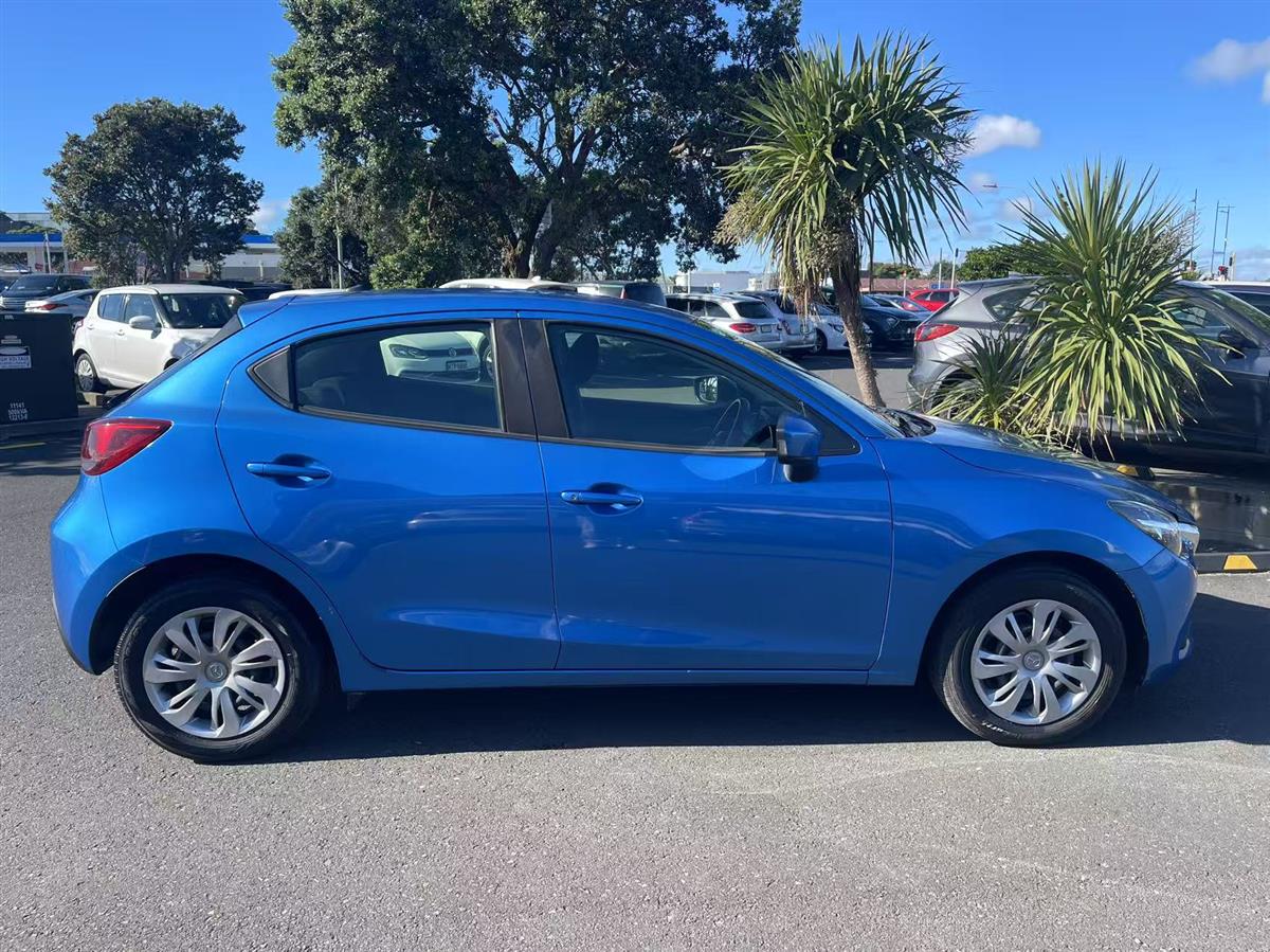 2015 Mazda Demio thumbnail