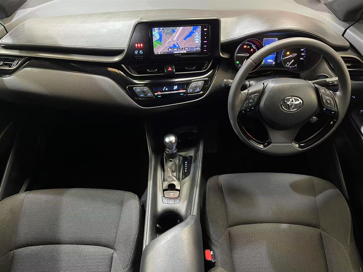 2017 Toyota C-HR thumbnail