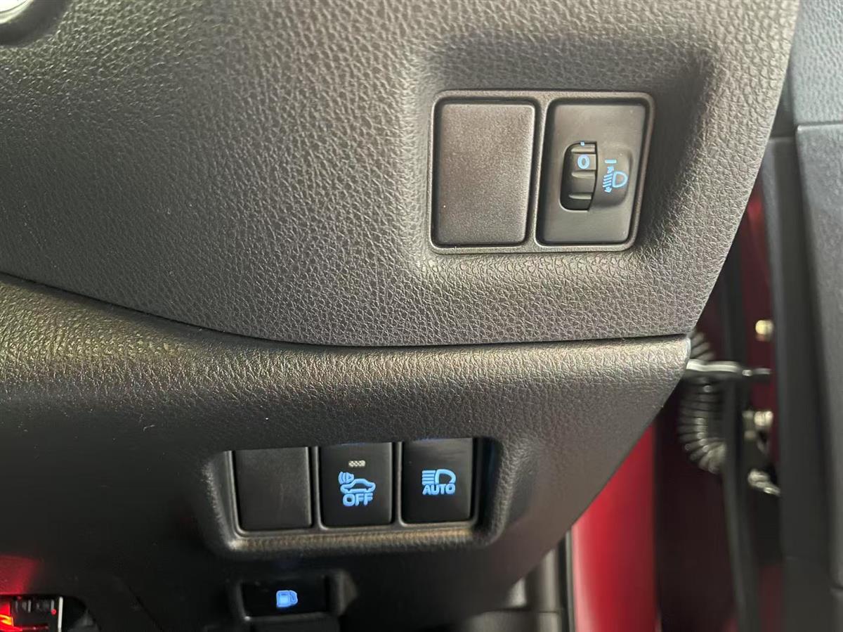 2017 Toyota C-HR thumbnail