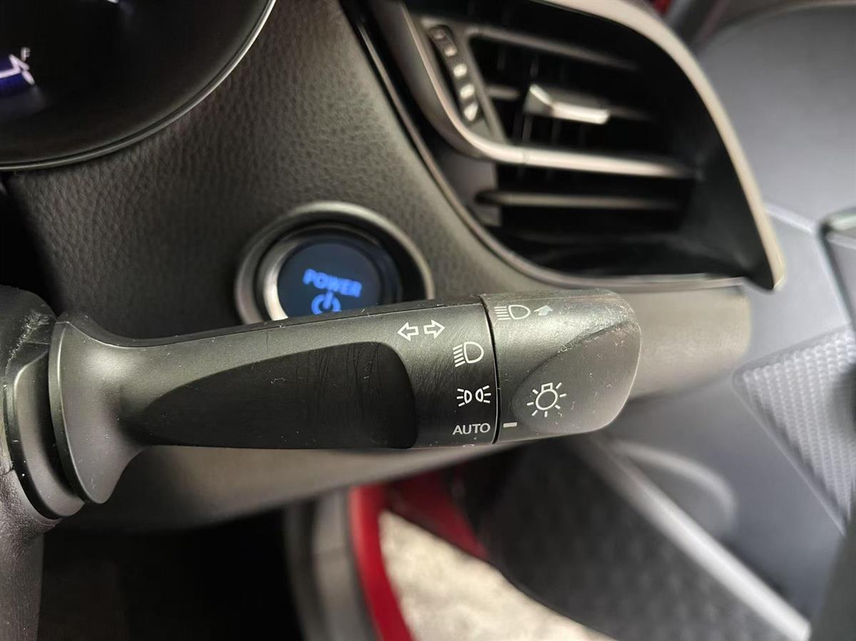 2017 Toyota C-HR thumbnail