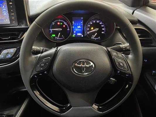 2017 Toyota C-HR thumbnail