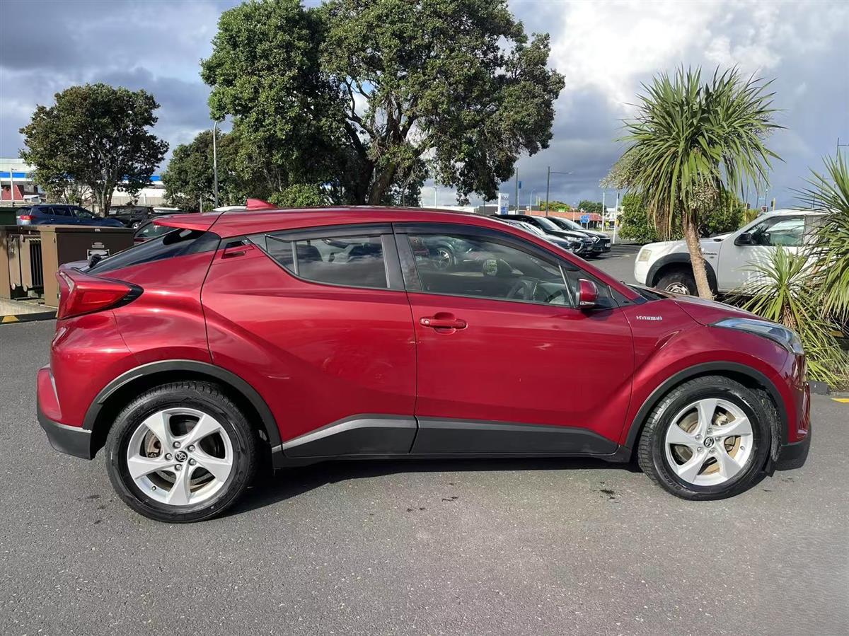 2017 Toyota C-HR thumbnail