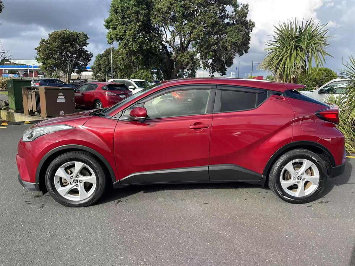 2017 Toyota C-HR thumbnail
