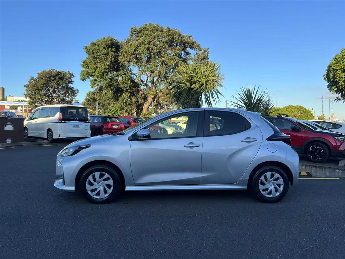 2021 Toyota Yaris thumbnail