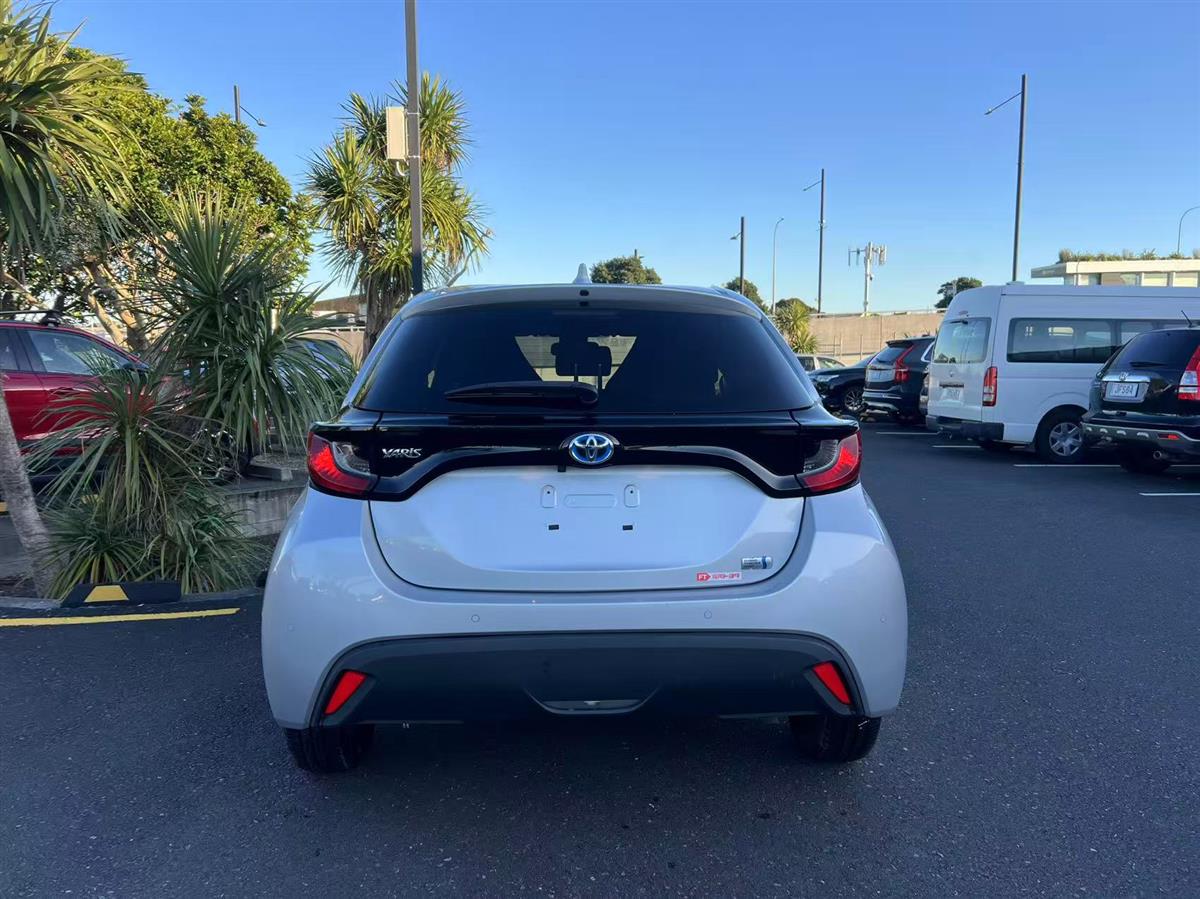 2021 Toyota Yaris thumbnail